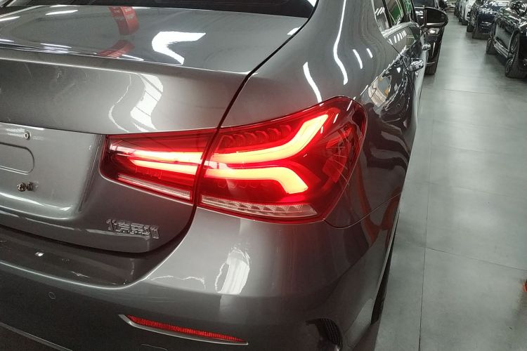 奔驰A级 2020款 改款 A 200 L 运动轿车时尚型车身外观9