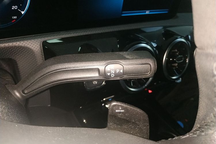 奔驰A级 2022款 A 200 L 运动轿车动感型中控内饰18