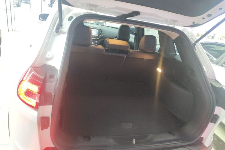 Jeep 自由光 2017款 2.0L 优越版机舱底盘23