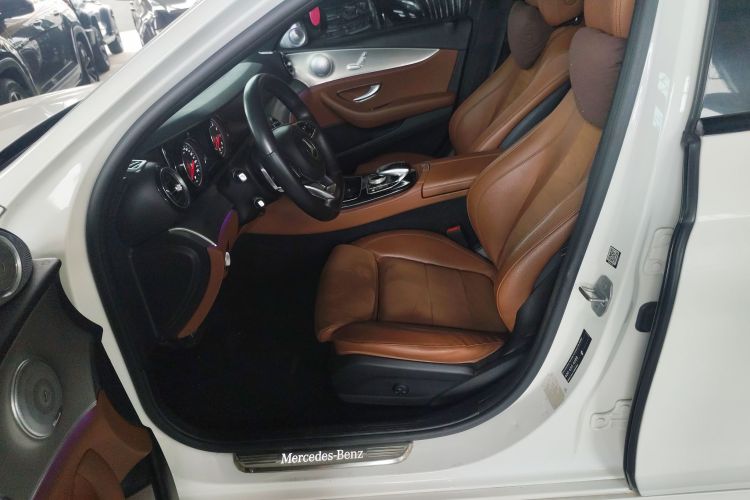 奔驰E级 2017款 E 200 运动型中控内饰19