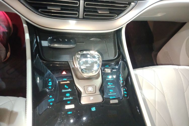 腾势D9 2022款 DM-i 970 四驱尊荣型中控内饰18