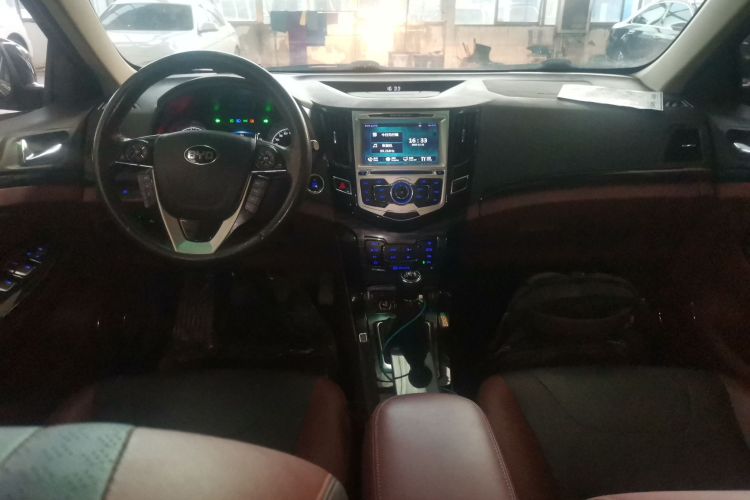 比亚迪 速锐 2016款 1.5L 手动精英型中控内饰12