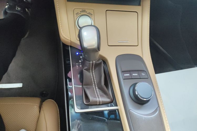 雷克萨斯ES 2017款 300h Mark Levinson舒适版中控内饰18