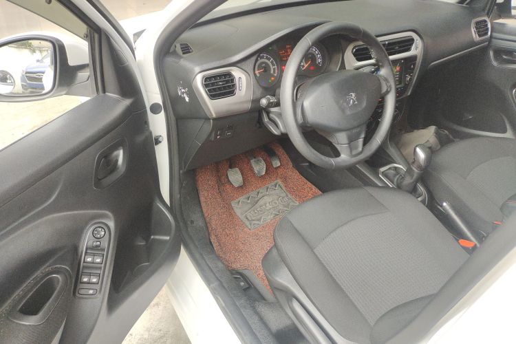 标致301 2016款 1.6L 手动舒适版中控内饰20