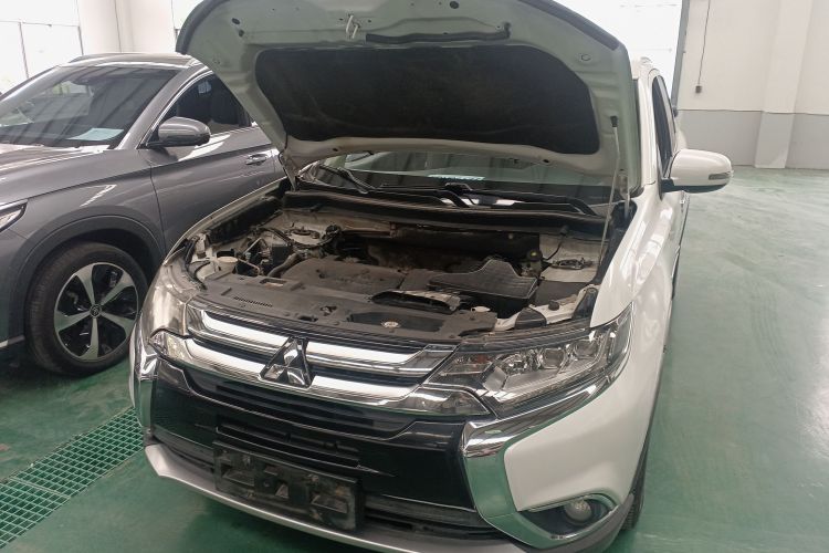 三菱 欧蓝德 2018款 2.4L 四驱精英版 5座机舱底盘24