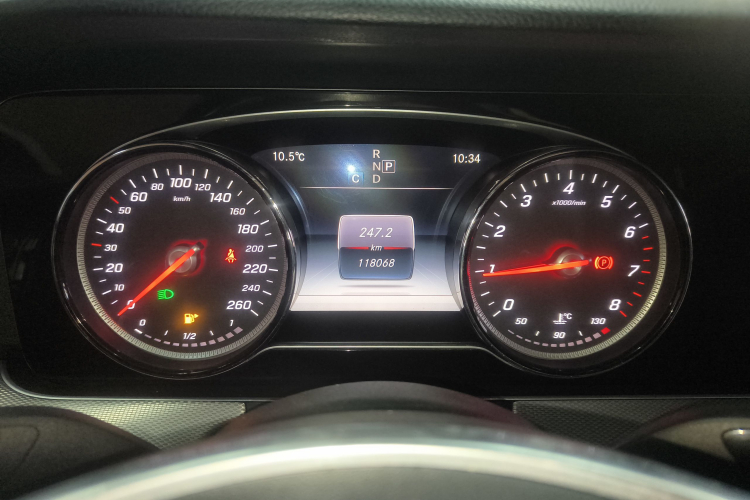 奔驰E级 2017款 改款 E 300 运动型中控内饰14