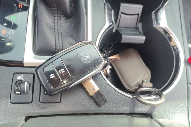 丰田 汉兰达 2017款 2.0T 四驱豪华版 7座中控内饰7001