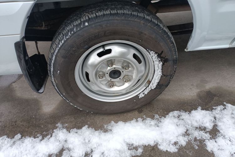 江铃福顺 2022款 2.0T 手动多功能乘用车中轴中高顶6-7座车身外观6008