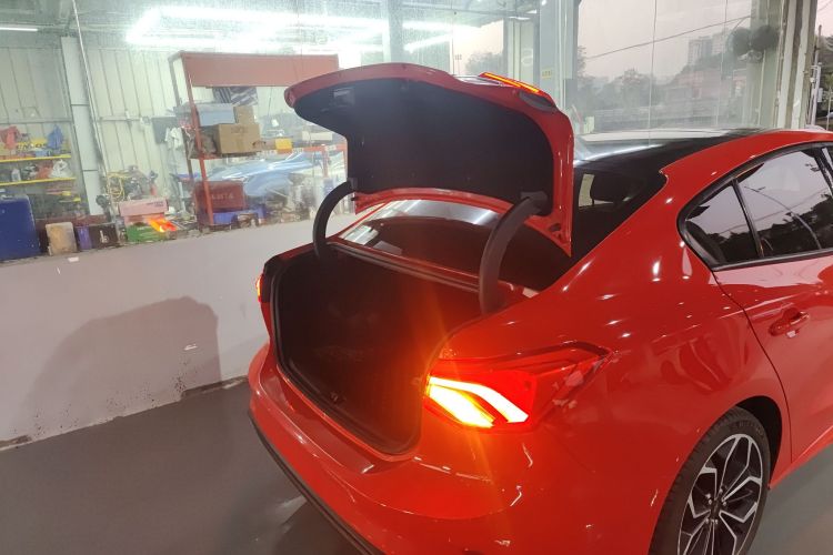 福特 福克斯 2020款 三厢 EcoBoost 180 自动ST Line机舱底盘23