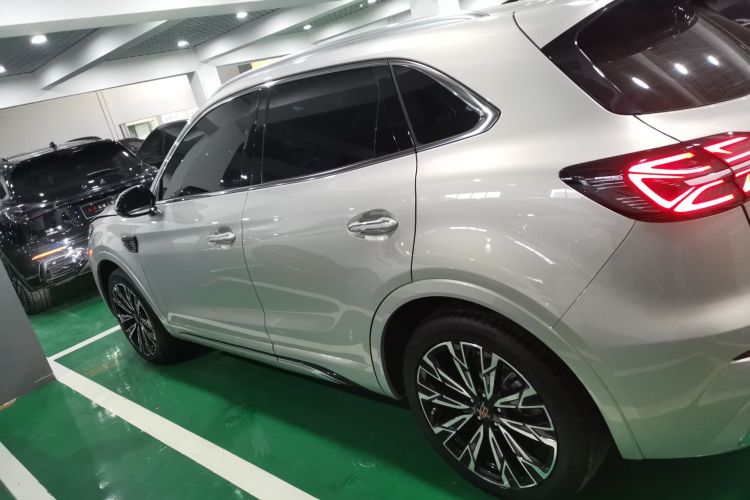 红旗HS5 2023款 2.0T 四驱旗享Pro版车身外观4