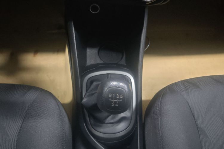 起亚K2 2015款 三厢 1.4L MT GLS中控内饰18