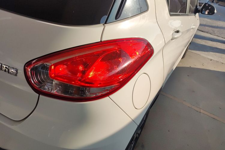 宝骏310 2017款 1.5L 自动豪华型车身外观9