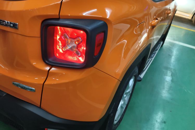 Jeep 自由侠 2018款 互联大屏版 180T 自动高能版车身外观9