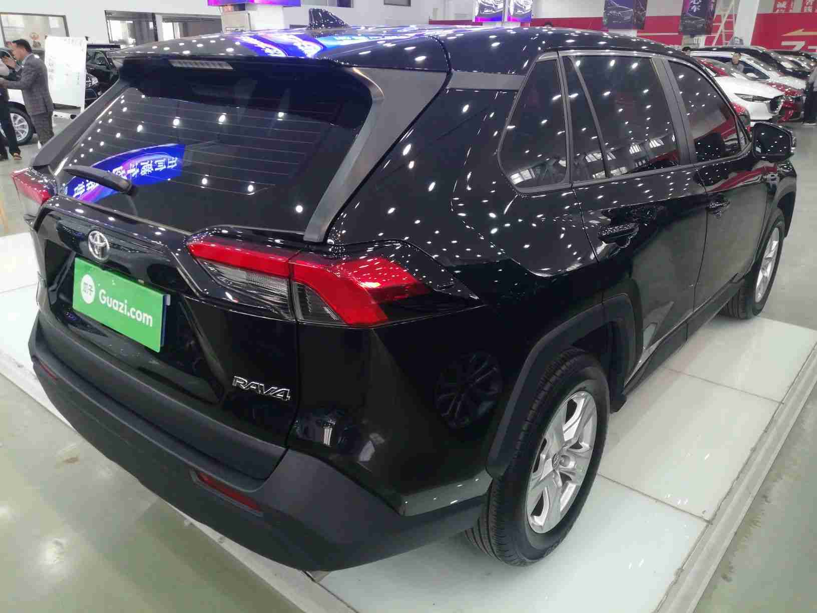 车辆右后45度外观展示