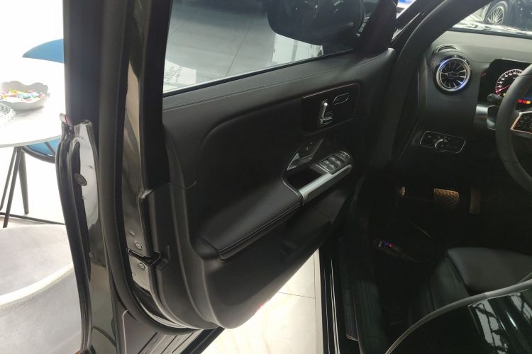 奔驰GLB 2024款 改款 GLB 220 动感型中控内饰7007