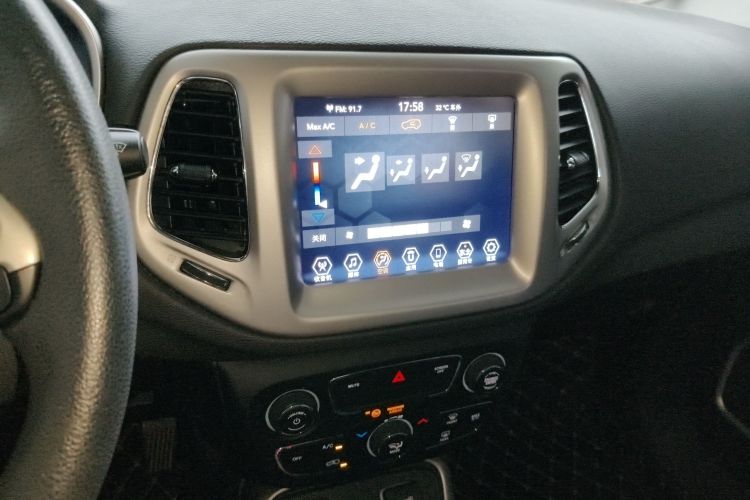 Jeep 指南者 2019款 220T 自动悦享版中控内饰16