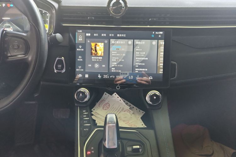 领克05 2022款 2.0TD 两驱耀Halo中控内饰16