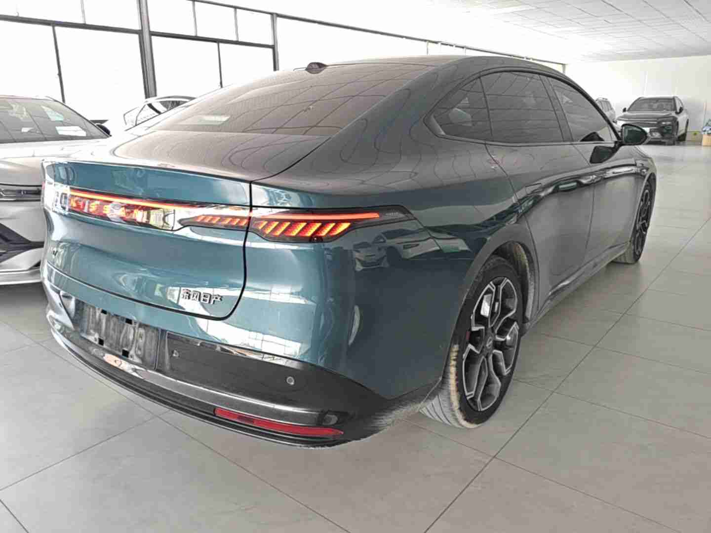 车辆右后45度外观展示