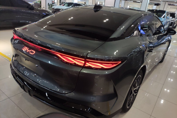 比亚迪 汉L 2025款 DM-p 四驱激光雷达旗舰型车身外观6005