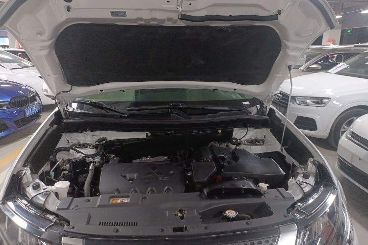 三菱 欧蓝德 2020款 2.4L 四驱致享版 7座机舱底盘24