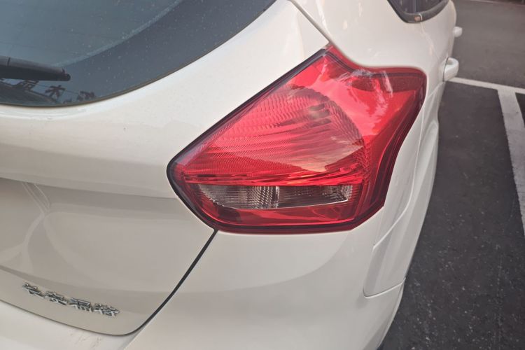 福特 福克斯 2018款 两厢经典 1.6L 自动风尚型智行版车身外观9