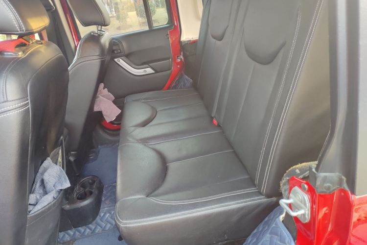 Jeep 牧马人 2014款 3.0L Sahara 四门版中控内饰21