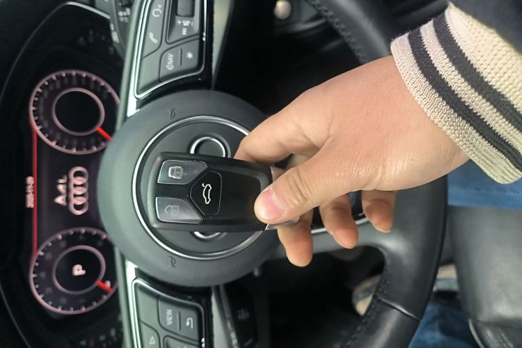 奥迪A4L 2019款 40 TFSI 时尚型 国V中控内饰7001