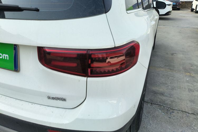 奔驰GLB 2024款 GLB 200 动感型车身外观9