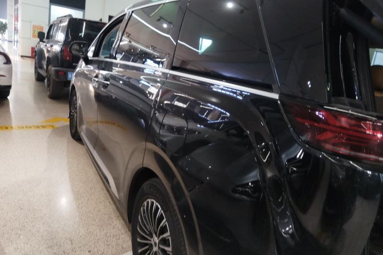 腾势D9 2022款 DM-i 970 四驱尊荣型车身外观4