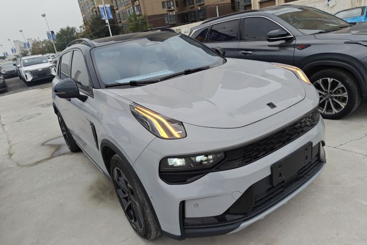 领克01 2023款 1.5TD EM-F 晨曦车身外观3