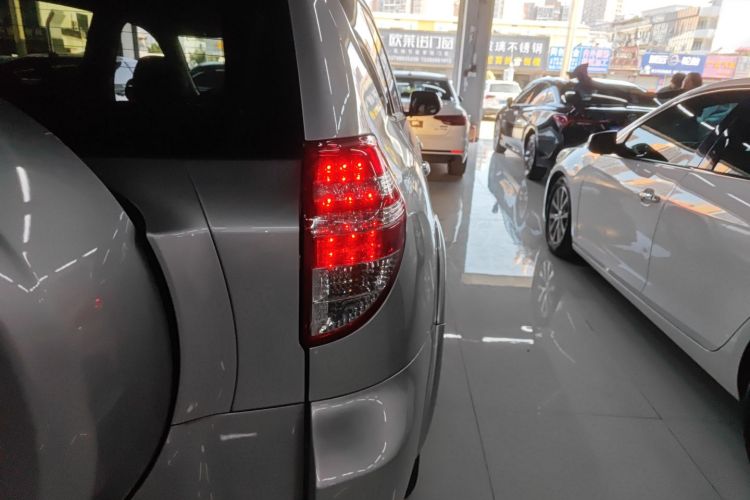 丰田 RAV4荣放 2011款 2.0L 自动豪华版车身外观9