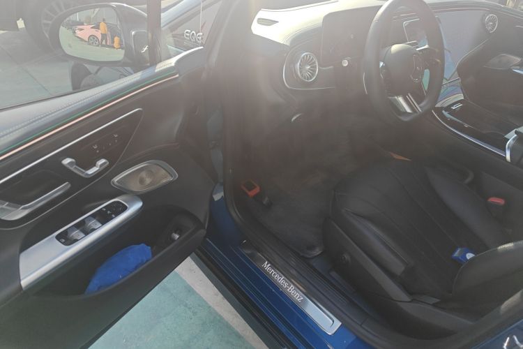 奔驰EQE 2022款 350 先型特别版中控内饰20