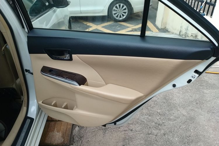 丰田 凯美瑞 2016款 2.0E 十周年纪念精英版中控内饰7006