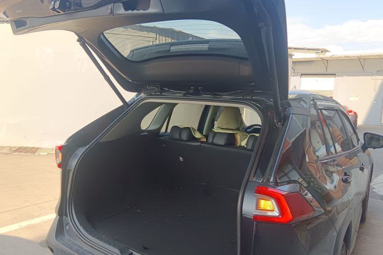 丰田 威兰达 2023款 2.0L CVT两驱领先版机舱底盘23