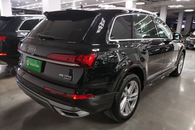 奥迪Q7 2023款 45 TFSI quattro S line运动型车身外观7