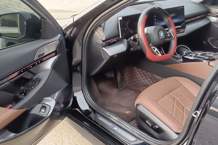 宝马5系 2024款 530Li 领先型 M运动套装中控内饰7003