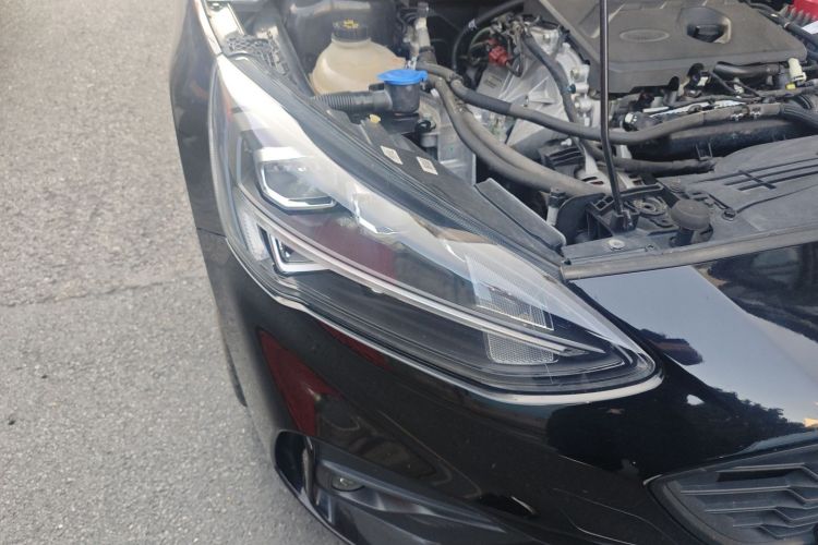 福特 福克斯 2020款 三厢 EcoBoost 180 自动ST Line车身外观8