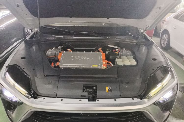 蔚来ES8 2018款 创始版机舱底盘24