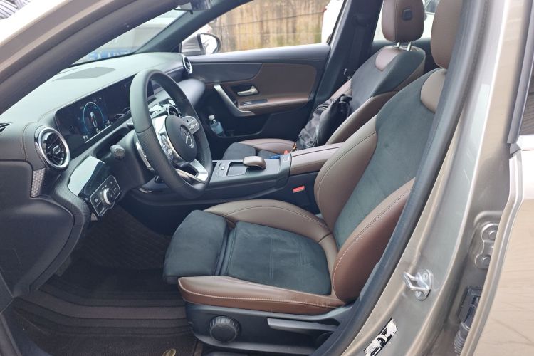 奔驰A级 2019款 A 180 L 运动轿车中控内饰19