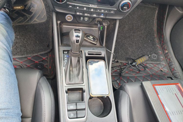 现代 途胜 2018款 1.6T 双离合两驱15周年特别版中控内饰18