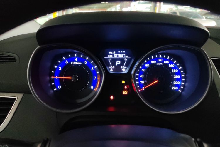 现代 朗动 2015款 1.6L 自动时尚型中控内饰14