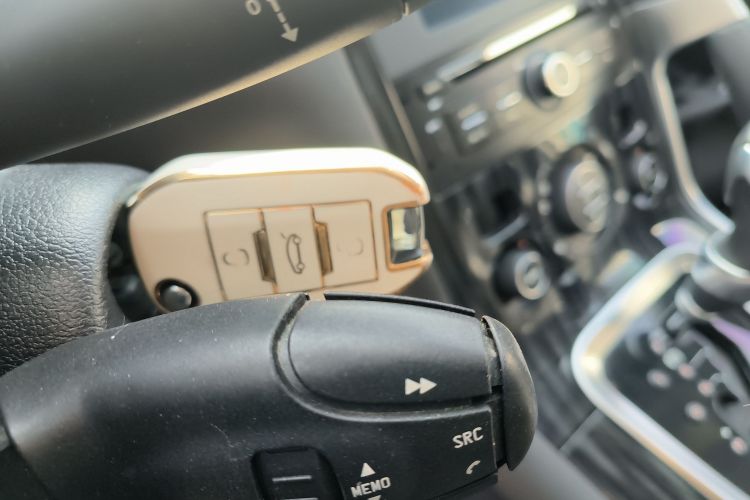 标致3008 2015款 2.0L 自动潮流版中控内饰11