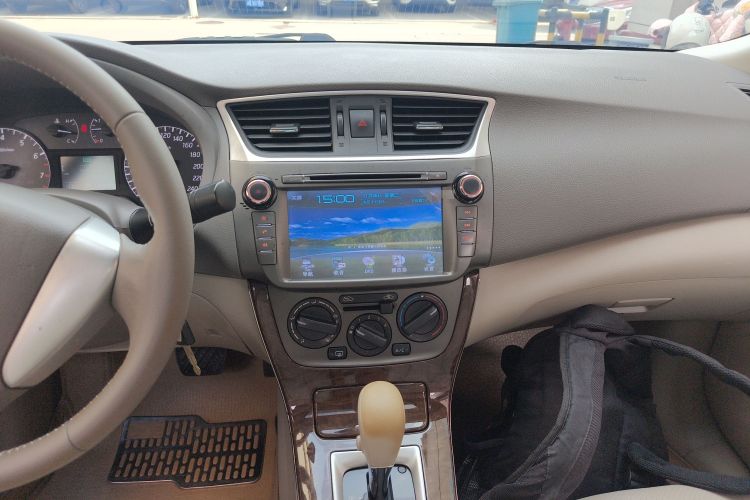 日产 轩逸 2014款 1.6XV CVT尊享版中控内饰16