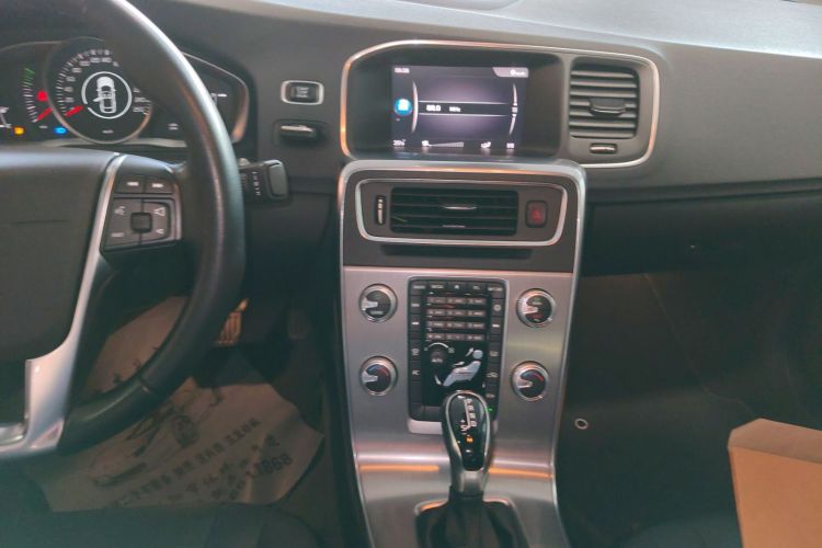 沃尔沃S60 2019款 S60L T3 智进版中控内饰16