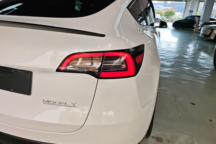 特斯拉 Model Y 2024款 Performance高性能版车身外观9