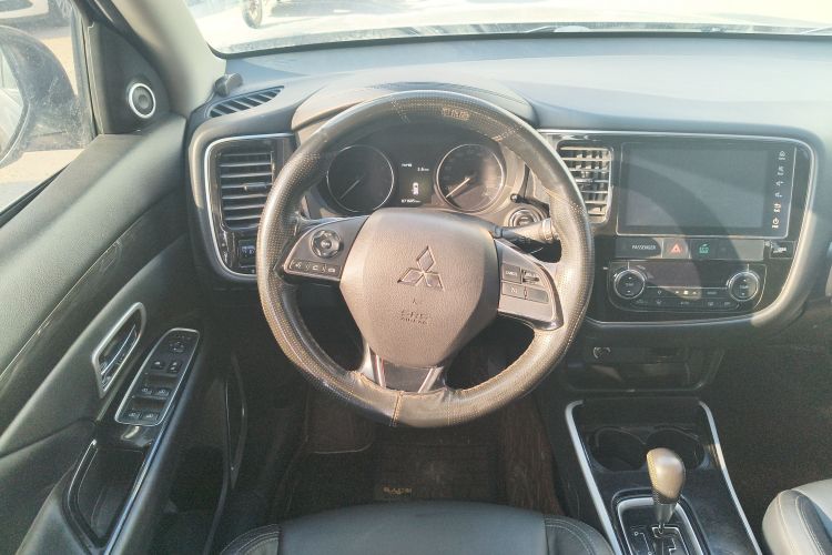 三菱 欧蓝德 2019款 2.0L 两驱畅享版 5座 国V中控内饰13