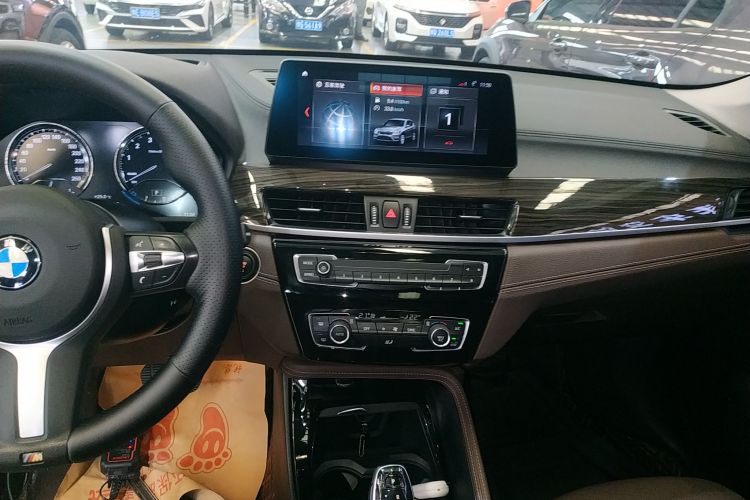 宝马X1 2020款 xDrive25Li 尊享型中控内饰16