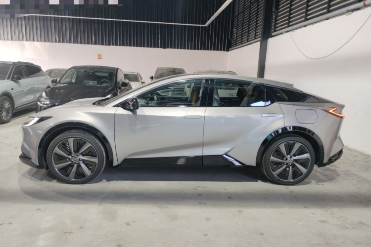 丰田bZ5 2025款 550 PRO车身外观4