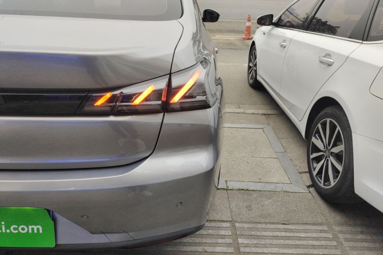 标致408 2022款 1.6T 追光版车身外观9