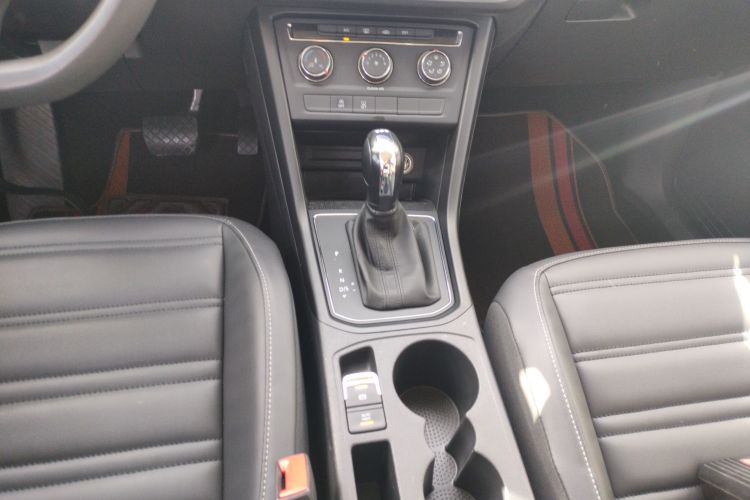 大众 2018款 途安L 280TSI DSG风尚版 7座 国VI中控内饰18